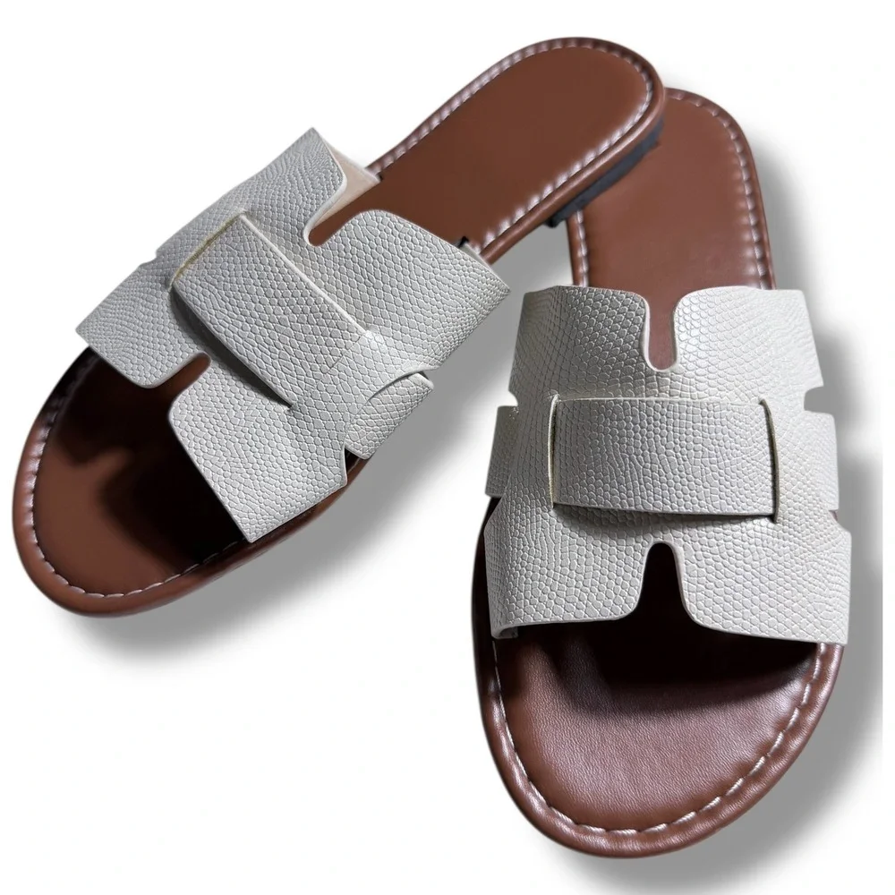 NEW Womens off White Faux Leather Textured Slide Sandals Flat Slip On US 7.5